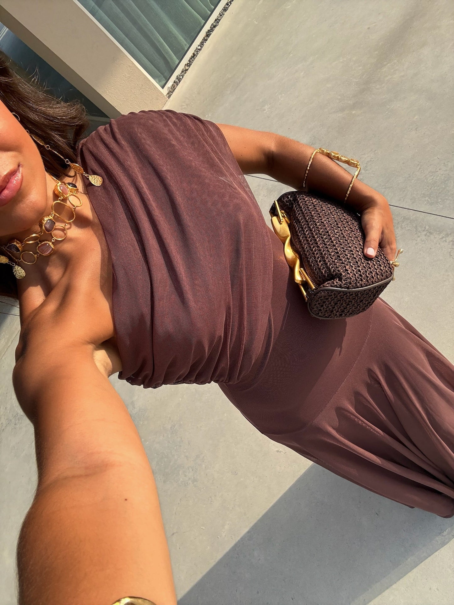 Vestido elegante sin tirantes de red