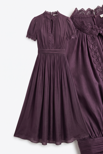 Amanda | Vestido largo morado con escote en V y ribete de encaje de gasa