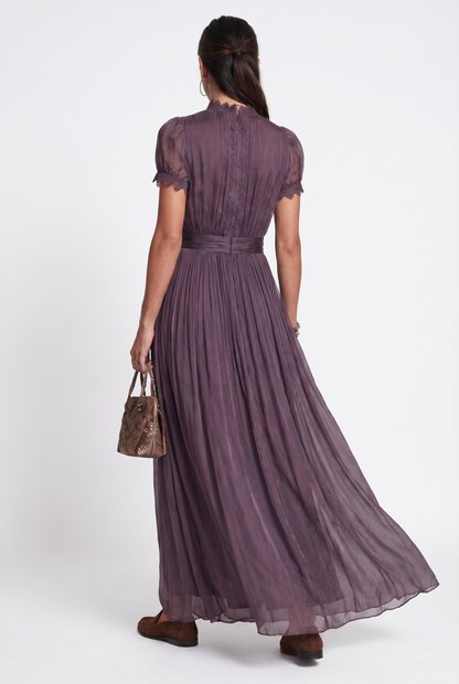 Amanda | Vestido largo morado con escote en V y ribete de encaje de gasa