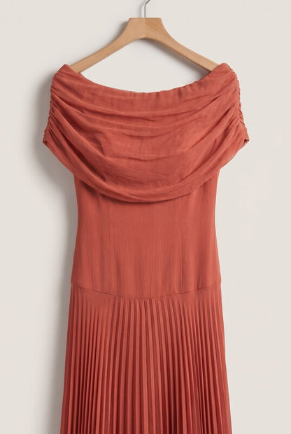 Vestido elegante sin tirantes de red