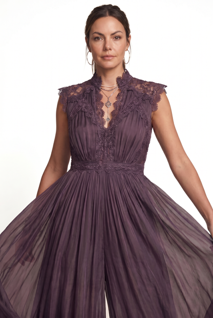 Amanda | Vestido largo morado con escote en V y ribete de encaje de gasa