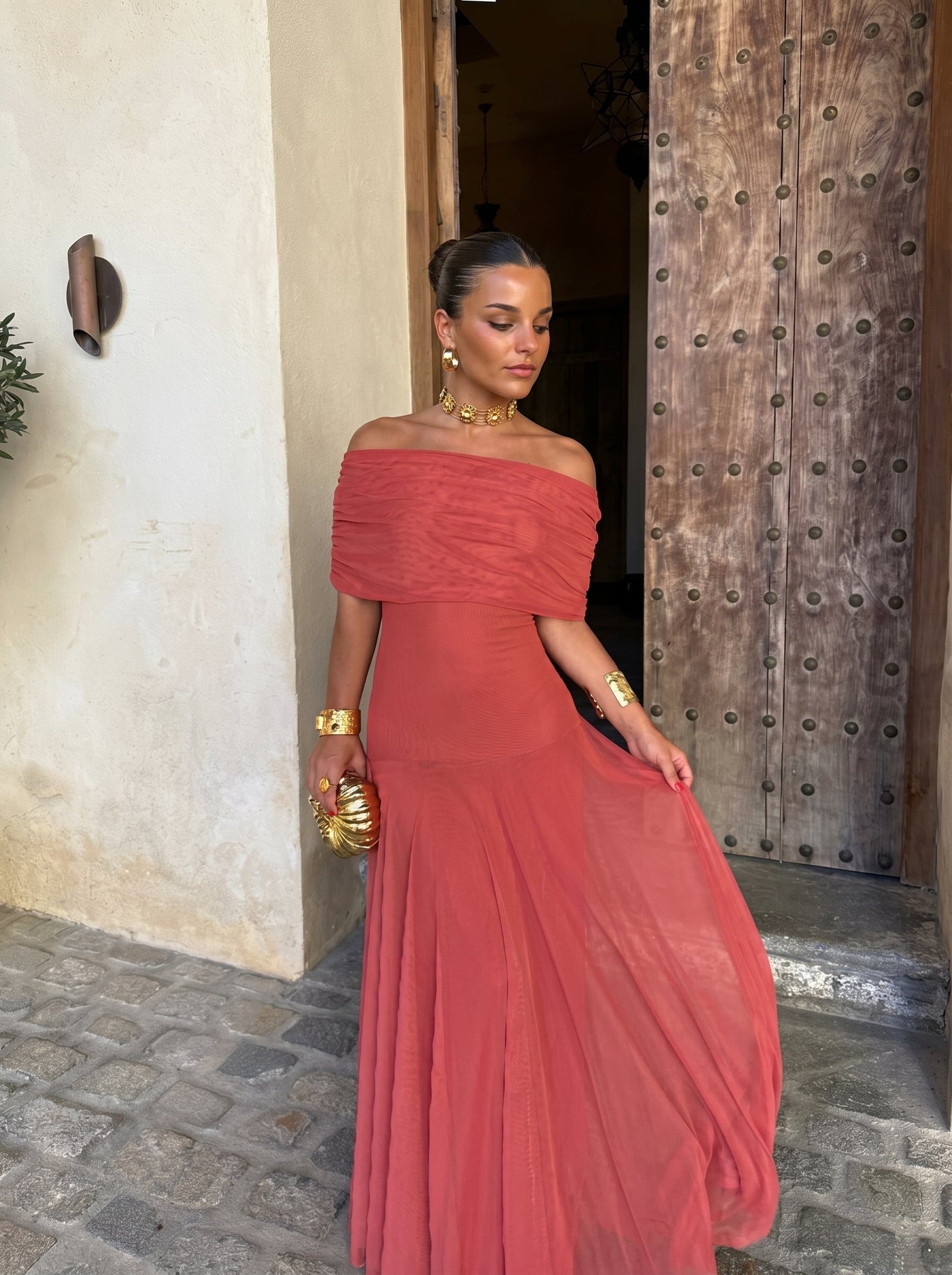 Vestido elegante sin tirantes de red