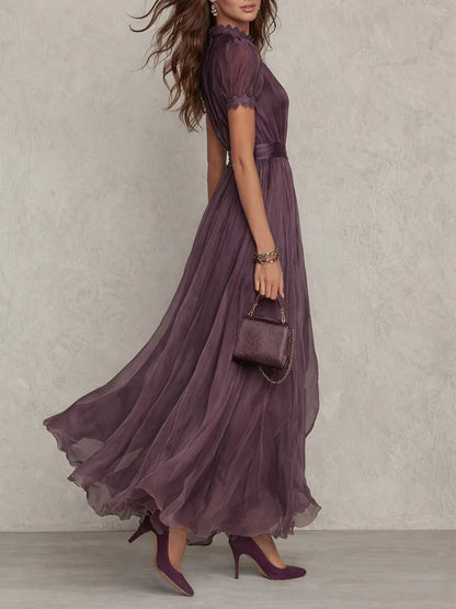Amanda | Vestido largo morado con escote en V y ribete de encaje de gasa