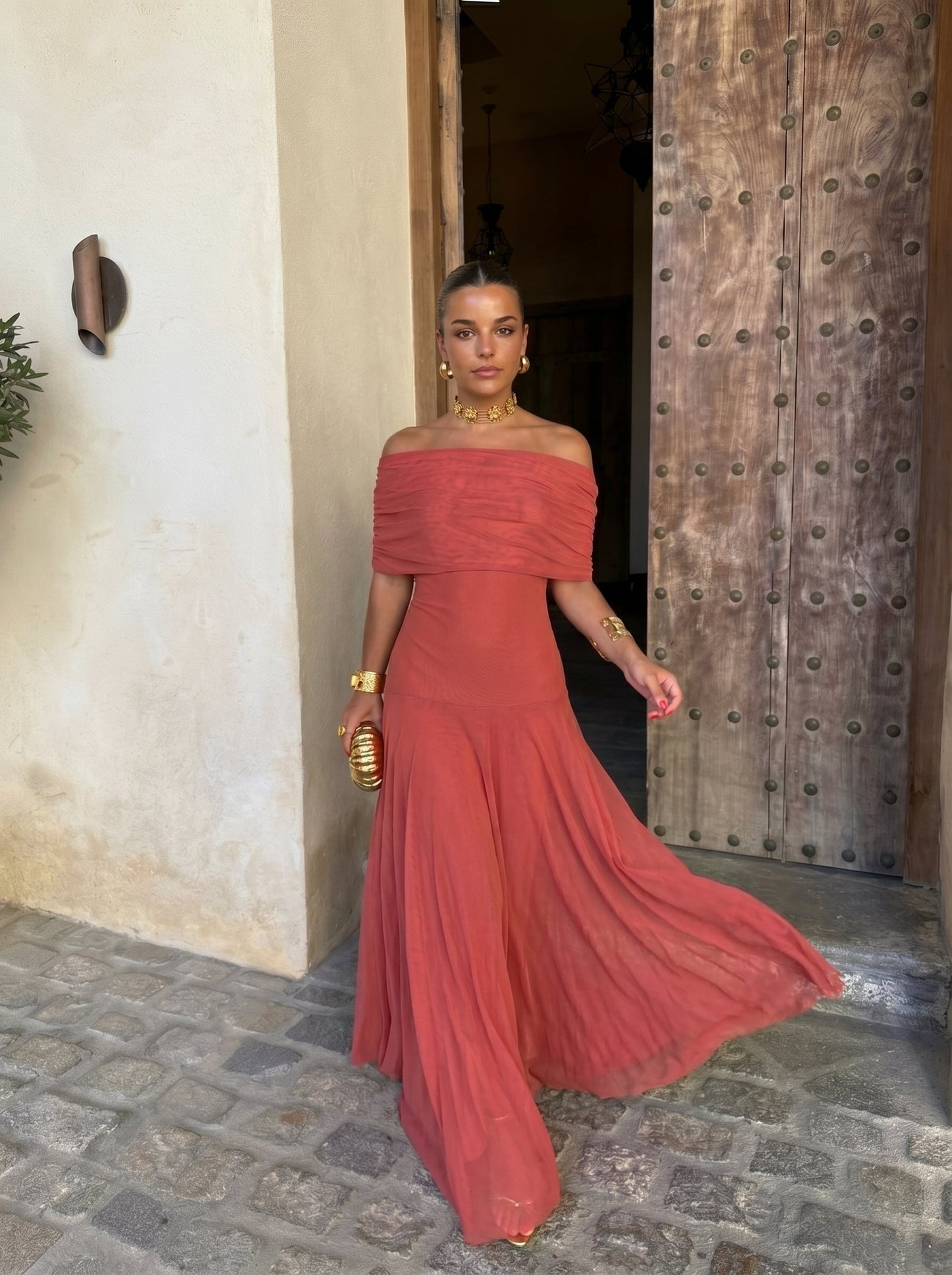 Vestido elegante sin tirantes de red