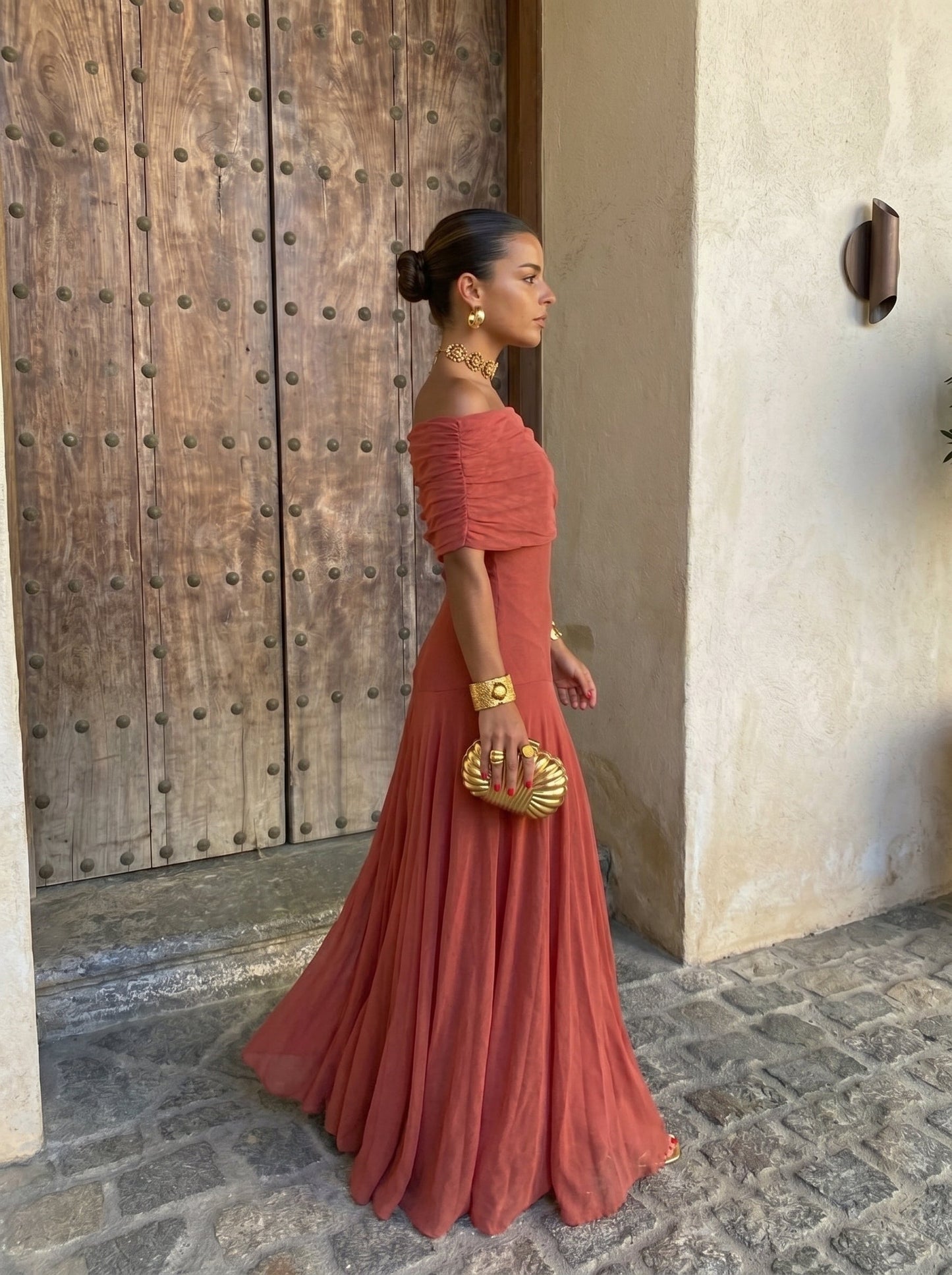 Vestido elegante sin tirantes de red